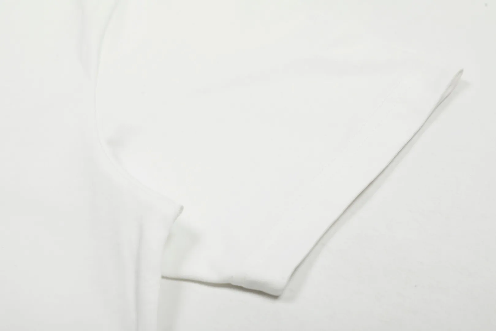 VIVI 138# "Exclusive Style" vivienne west wood Queen Mother West Vivienne Saturn Color Printed Short Sleeves The new fabrics have been machine washed at high temperature + water twice. The only one in the entire network that achieves 0 shrinkage. The Solona thread is arranged. The threaded neckline does not deform. It is tight and dense. Comparisons are welcome. The full series of correct accessories. Every detail is completely restored and can be stretched directly.